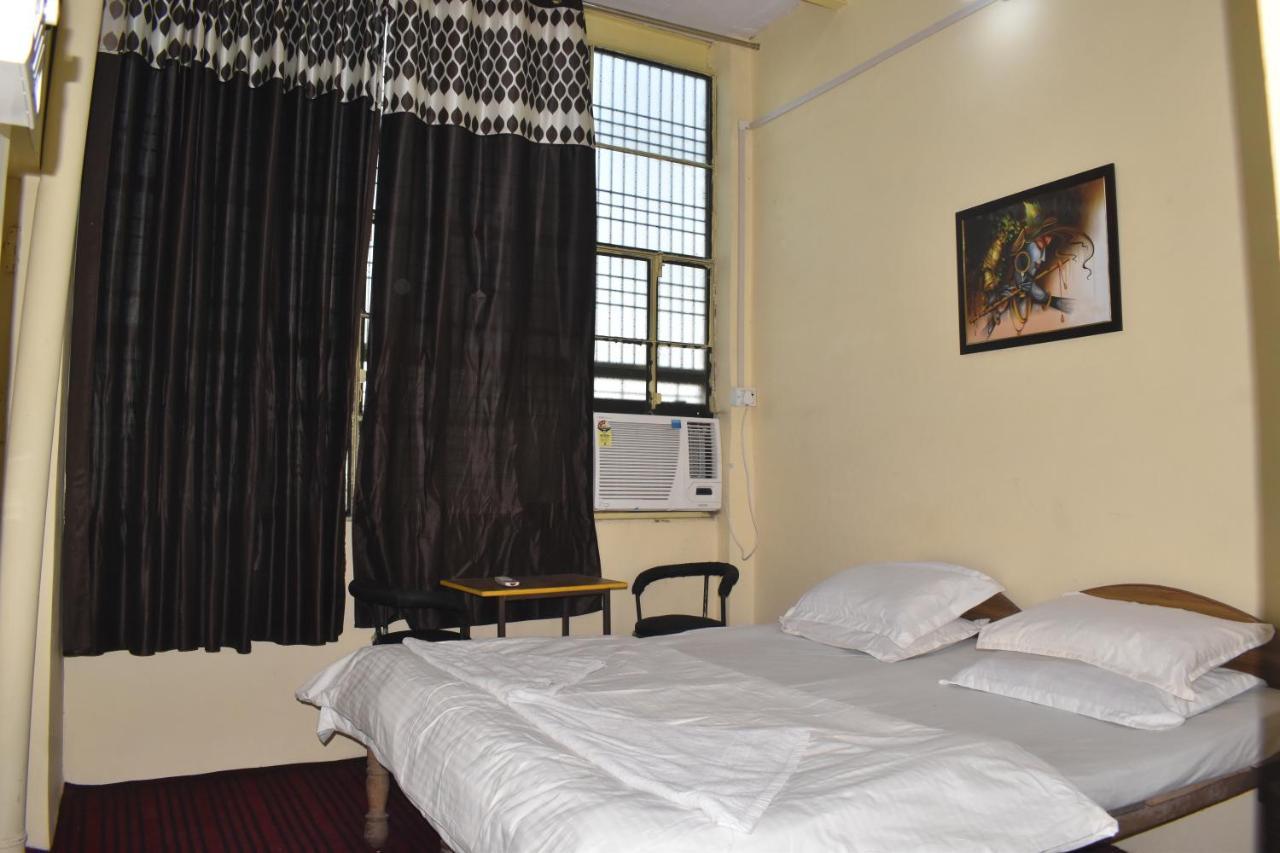 Om Rest House Hotel Varanasi Exterior photo